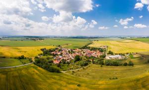 Luftaufnahme von Krippendorf: In der mitte des Bildes liegt die Siedlung mit Häusern, welche umgeben ist von grünen Acker- und landwirtschaftlichen Nutzflächen
