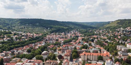 Luftbildaufnahme von Jena-West: Die Aufnahme zeigt das Westviertel mit seinen vielen Mehrfamilienhäusern, welches stadtauswärts links von der Schweizerhöhe und rechts von den Sonnenbergen umgeben ist