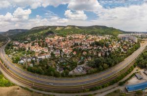 Luftbildaufnahme von Lobeda-Altstadt: Im Vordergrund ist die Stadtrodaer Straße gefolgt von der Siedlung mit Häusern, dann folgt der Johannisberg und der Spitzberg