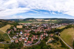 Luftbildaufnahme von Zwätzen aus Richtung Westen: Im Vordergrund ist die alte Siedlung mit kleinen Familienhäusern, gefolgt von Mehrfamilienhäusern auf der linken Seite stadtauswärts sowie dem Galgenberg, auf der rechten Seite sieht man noch die Ortschaft Löbstedt, im Hintergrund des Bildes sieht man die Ortschaft Kunitz/Laasan mit dem Gleißberg auf der linken Seite und dem Jenzig auf der rechten Seite