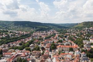 Luftbildaufnahme von Jena-West: Die Aufnahme zeigt das Westviertel mit seinen vielen Mehrfamilienhäusern, welches stadtauswärts links von der Schweizerhöhe und rechts von den Sonnenbergen umgeben ist