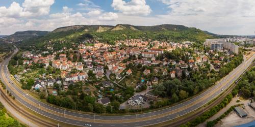 Luftbildaufnahme von Lobeda-Altstadt: Im Vordergrund ist die Stadtrodaer Straße gefolgt von der Siedlung mit Häusern, dann folgt der Johannisberg und der Spitzberg
