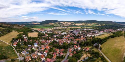 Luftbildaufnahme von Zwätzen aus Richtung Westen: Im Vordergrund ist die alte Siedlung mit kleinen Familienhäusern, gefolgt von Mehrfamilienhäusern auf der linken Seite stadtauswärts sowie dem Galgenberg, auf der rechten Seite sieht man noch die Ortschaft Löbstedt, im Hintergrund des Bildes sieht man die Ortschaft Kunitz/Laasan mit dem Gleißberg auf der linken Seite und dem Jenzig auf der rechten Seite